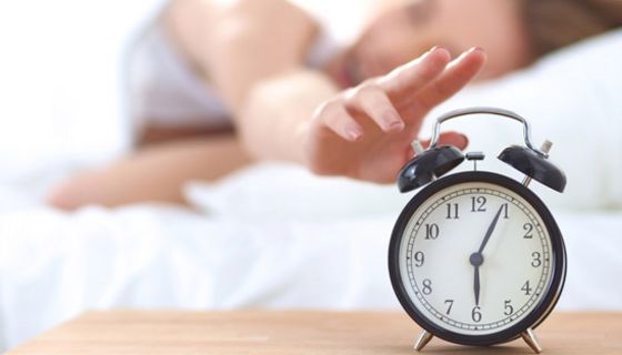 Zeitverschiebungen können die innere Uhr aus dem Takt bringen.