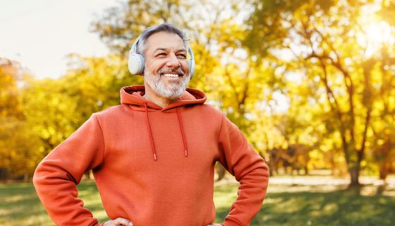 Sportlicher Mann im Hoodie mit Kopfhörern