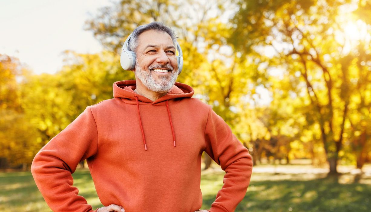 Sportlicher Mann im Hoodie mit Kopfhörern