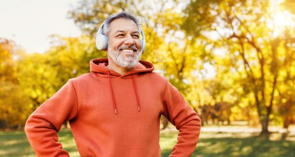 Sportlicher Mann im Hoodie mit Kopfhörern