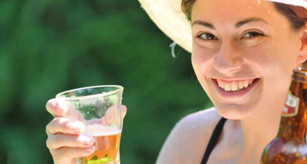 Frau mit Bier