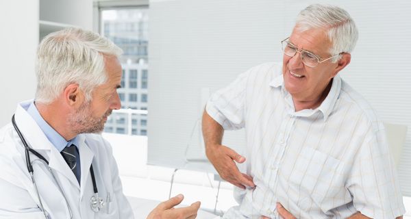 Älterer Mann beim Arzt