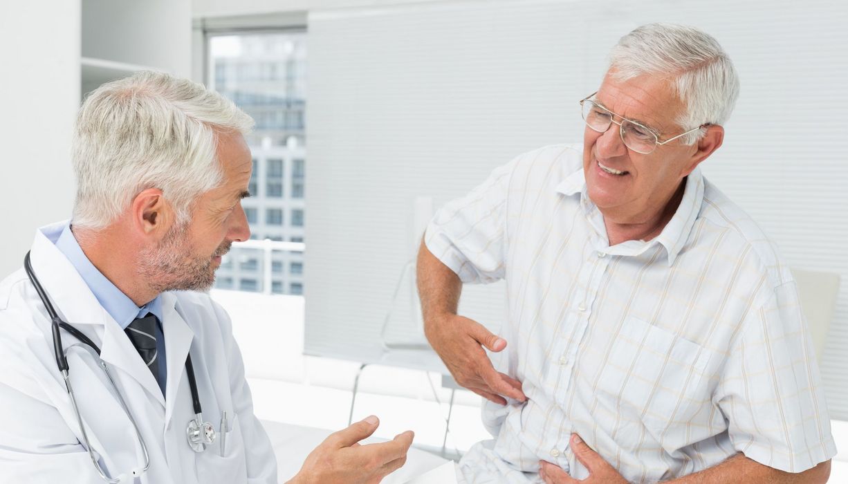 Älterer Mann beim Arzt