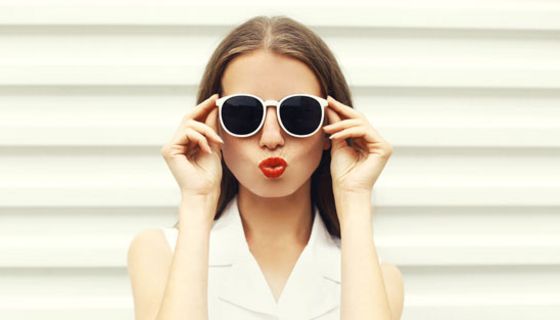 Durch eine spezielle Brille können farbenblinde Menschen wieder mehr Farben wahrnehmen.
