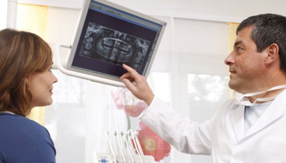 Zahnarzt erklärt Patientin ihr Röntgenbild