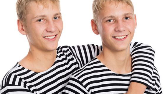 Eineiige Zwillinge leben länger.