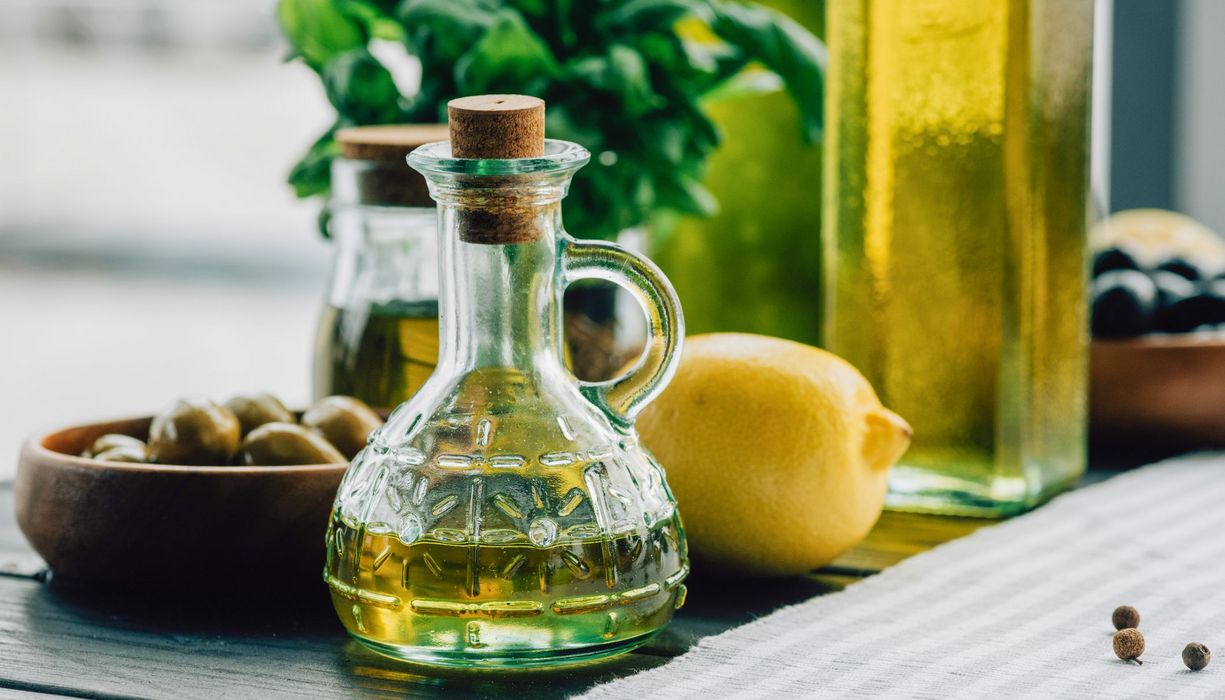 Olivenöl in einer Glasflasche.