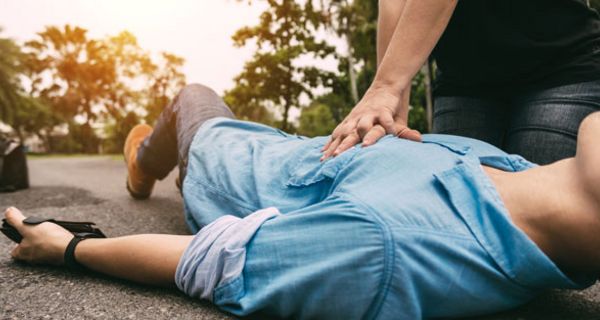 Frauen erhalten seltener Hilfe bei einem Herzstillstand.