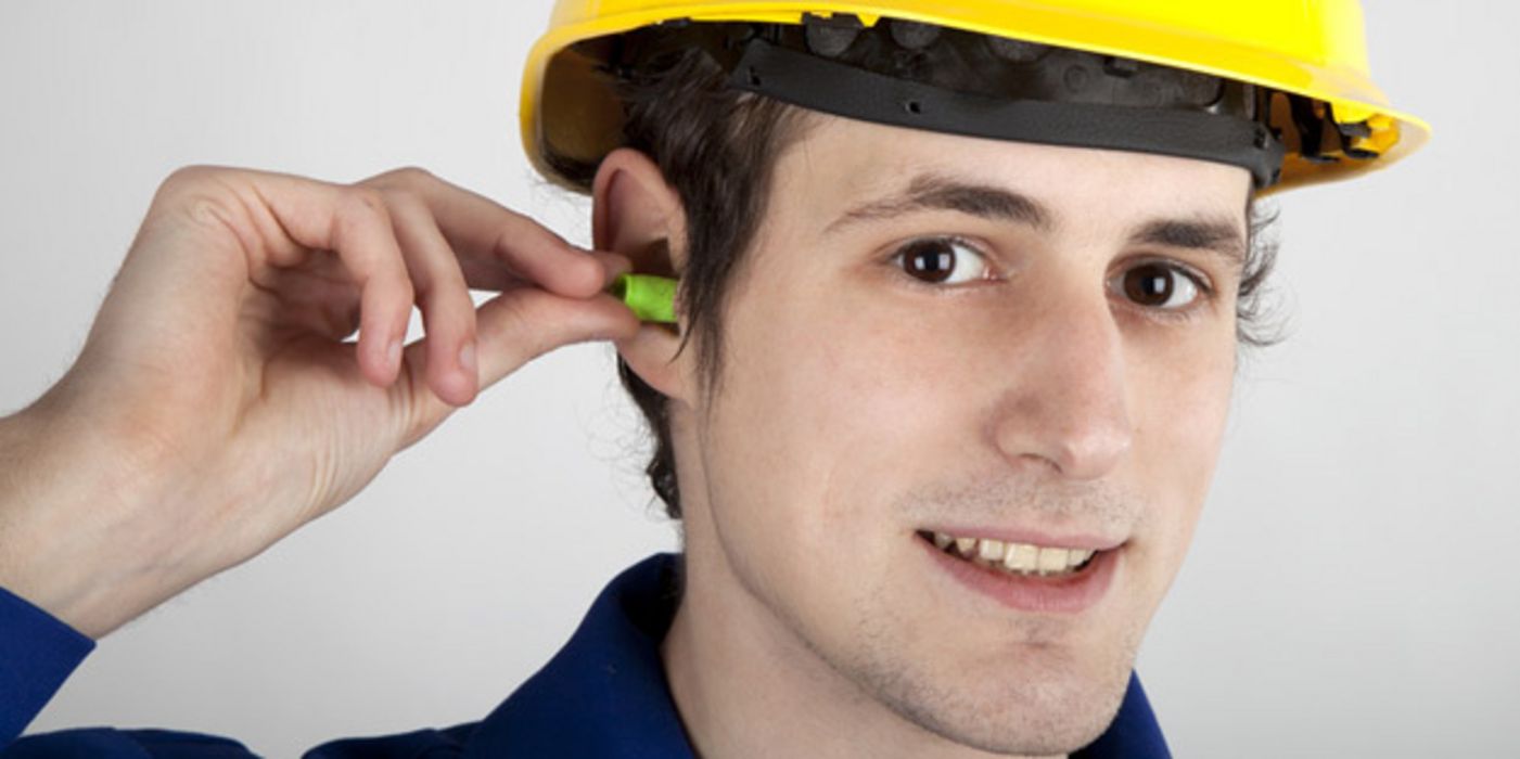 Bauarbeiter mit Ohrenstöpseln