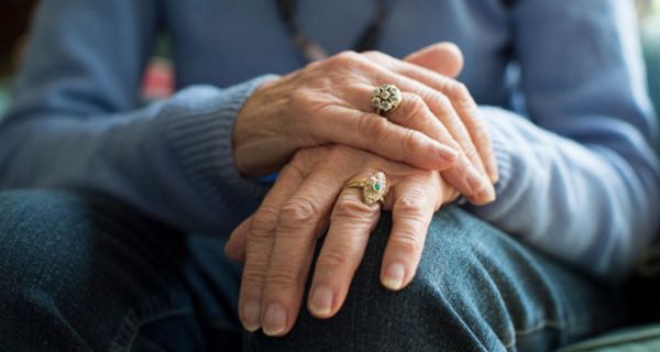 Experten beraten am Lesertelefon über die medikamentöse Therapie bei Parkinson. 