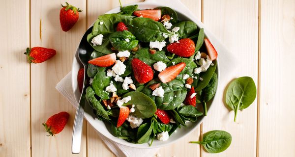 Salatschlüssel mit Spinat, Erdbeeren und Feta.