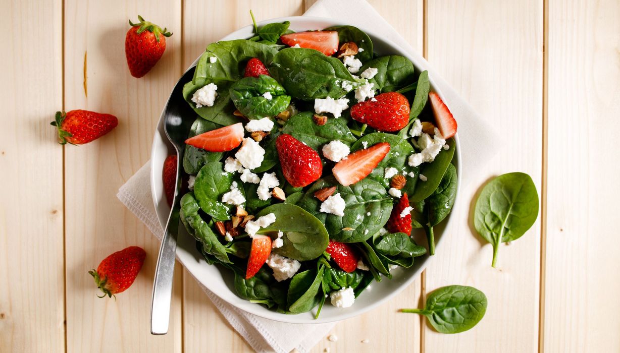 Salatschlüssel mit Spinat, Erdbeeren und Feta.