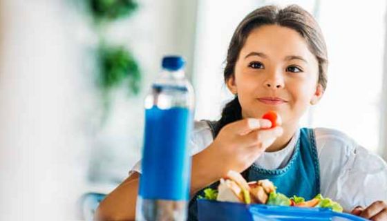 Neben Sport und Abnehmen kann die Umstellung auf eine gesunde Ernährung helfen, hohe Cholesterinwerte zu normalisieren.