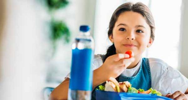 Neben Sport und Abnehmen kann die Umstellung auf eine gesunde Ernährung helfen, hohe Cholesterinwerte zu normalisieren.