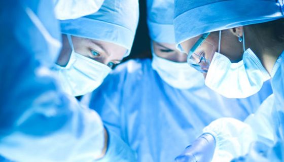 Heikle OP: Bei manchen Operationen benötigen die Chirurgen eine Rückmeldung des Patienten.