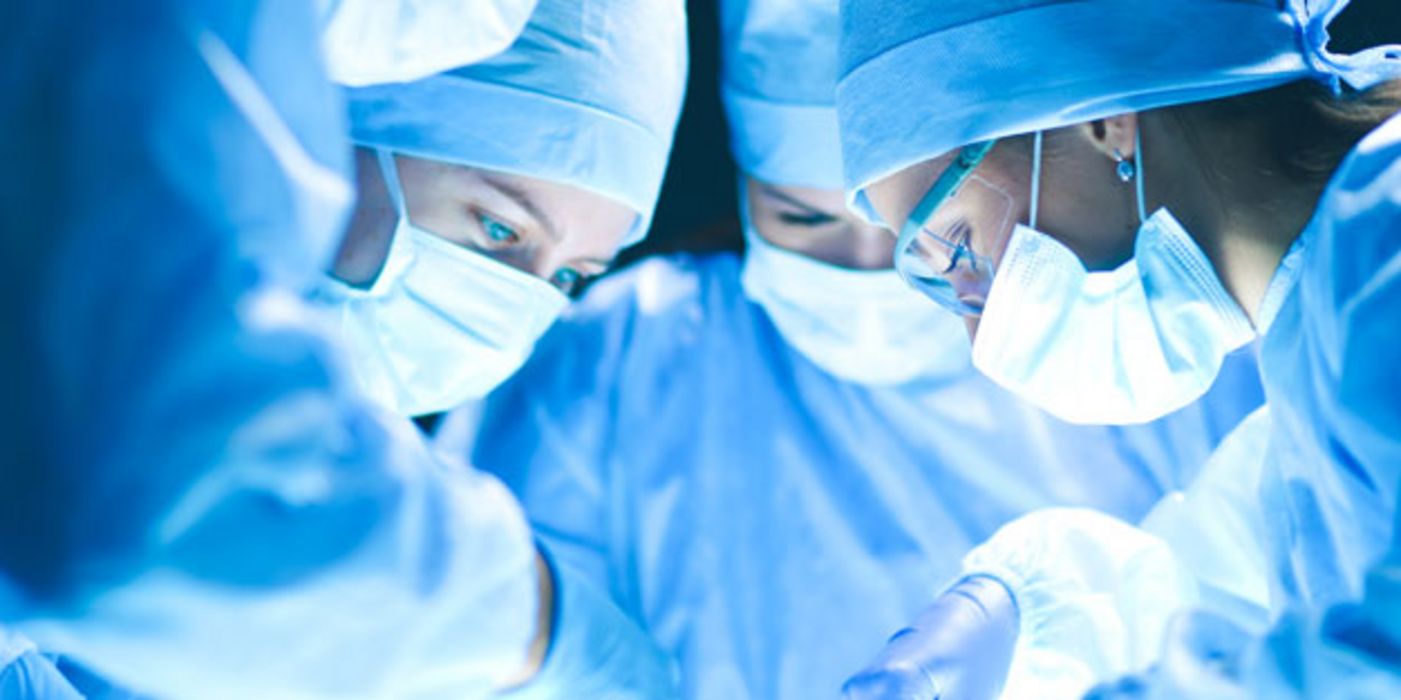 Heikle OP: Bei manchen Operationen benötigen die Chirurgen eine Rückmeldung des Patienten.