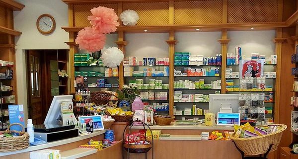 Blick in die beleuchtete Stolpe-Apotheke in Berlin.