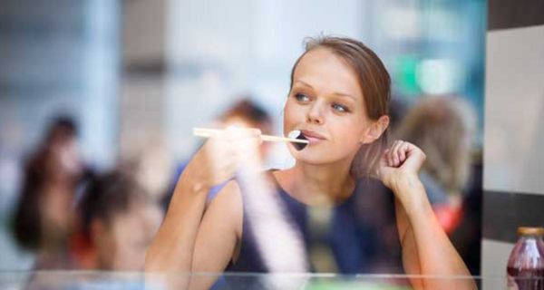 Sushi gilt eigentlich als gesundes Fast Food. In den verwendeten Algenblättern finden Forscher jedoch regelmäßig Schadstoffe.