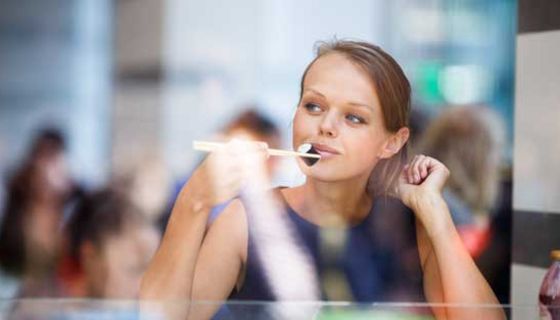 Sushi gilt eigentlich als gesundes Fast Food. In den verwendeten Algenblättern finden Forscher jedoch regelmäßig Schadstoffe.