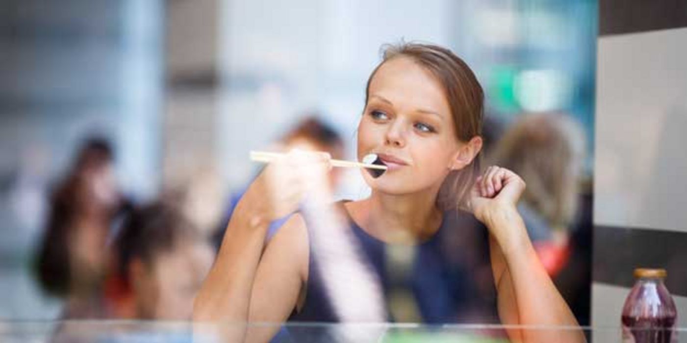 Sushi gilt eigentlich als gesundes Fast Food. In den verwendeten Algenblättern finden Forscher jedoch regelmäßig Schadstoffe.