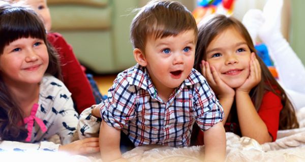 Fröhliche Kinder im Kindergarten