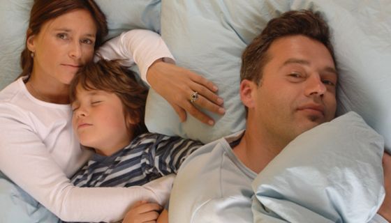 Mutter, Vater, Sohn im Bett