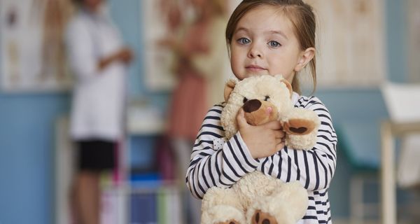 Mädchen mit Teddybär.