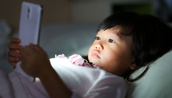 Helles Licht von Smartphones raubt Kindern den Schlaf.