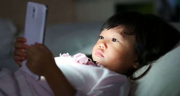 Helles Licht von Smartphones raubt Kindern den Schlaf.