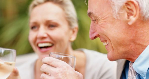 Alkohol verkürzt die Telomere und beschleunigt das Altern. Altersbedingte Erkrankungen treten so früher auf.