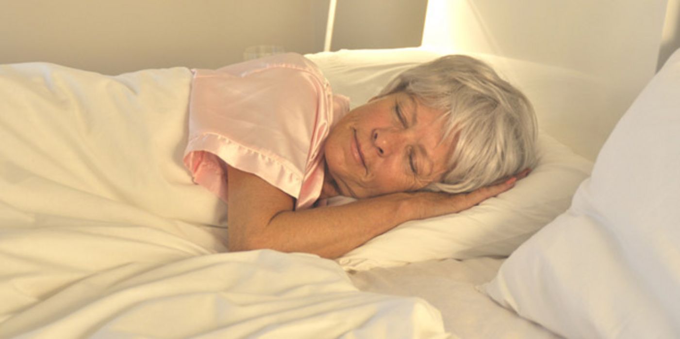 Seniorin schläft friedlich im Bett