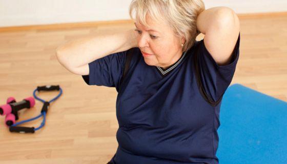 Frau in den Wechseljahren macht Gymnastik