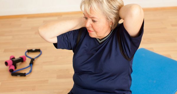 Frau in den Wechseljahren macht Gymnastik