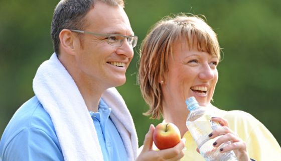 Paar mittleren Alters beim Sport