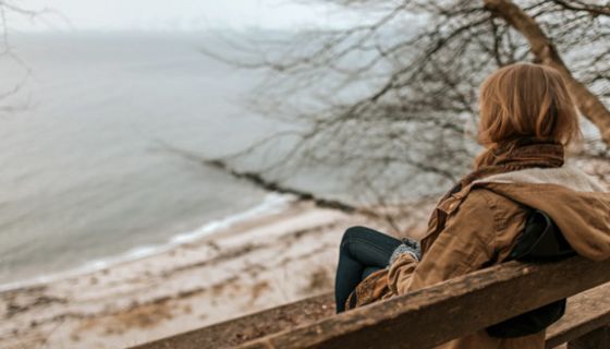 Eine Lichttherapie ist bei einer Herbst-Winter-Depression wirksam.