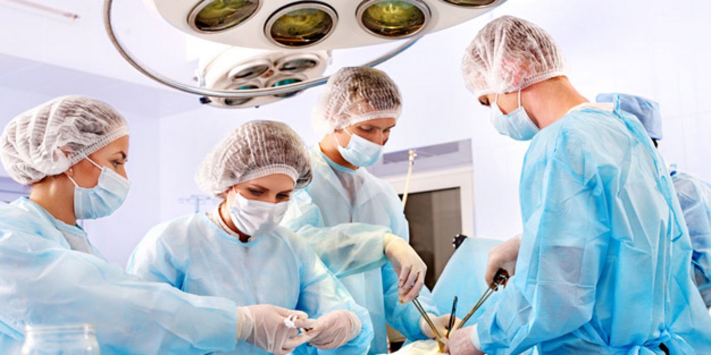 Team von Chirurgen bei einer Operation