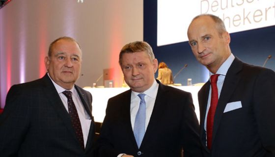 Gesundheitsminister Hermann Gröhe zusammen mit dem DAV-Vorsitzenden Fritz Becker (l.) und Friedemann Schmidt (r.), dem ABDA-Präsidenten, beim Deutschen Apothekertag in München.