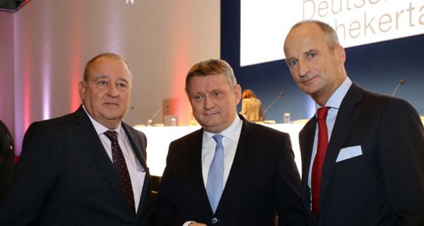Gesundheitsminister Hermann Gröhe zusammen mit dem DAV-Vorsitzenden Fritz Becker (l.) und Friedemann Schmidt (r.), dem ABDA-Präsidenten, beim Deutschen Apothekertag in München.