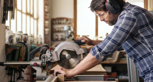 Bei manchen Heimwerkertätigkeiten ist es sinnvoll, auf Handschuhe zu verzichten.