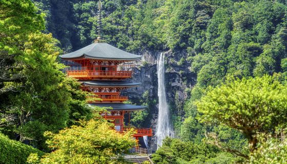 Japanische Waldlandschaft mit Pagode