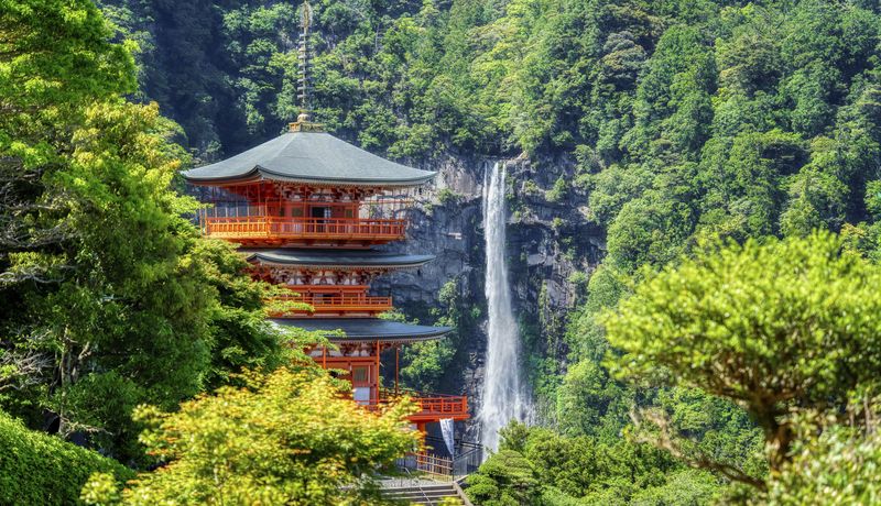 Japanische Waldlandschaft mit Pagode