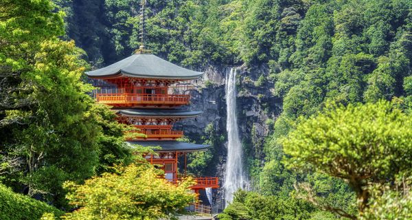 Japanische Waldlandschaft mit Pagode