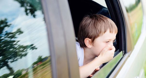 Vielen Menschen wird im Auto übel.