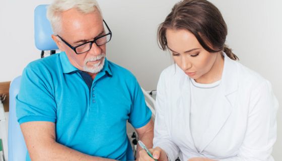 Ab Juli erhalten alle gesetzlich krankenversicherten Männer und Frauen ab 50 Jahren eine schriftliche Einladung zur Darmkrebs-Früherkennung. 