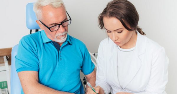 Ab Juli erhalten alle gesetzlich krankenversicherten Männer und Frauen ab 50 Jahren eine schriftliche Einladung zur Darmkrebs-Früherkennung. 