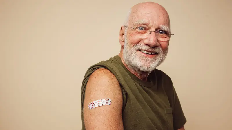 Älterer Mann mit Pflaster auf dem Oberarm