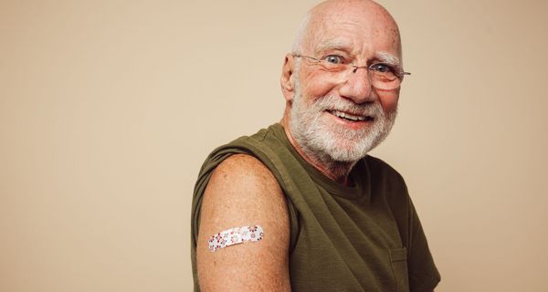 Älterer Mann mit Pflaster auf dem Oberarm