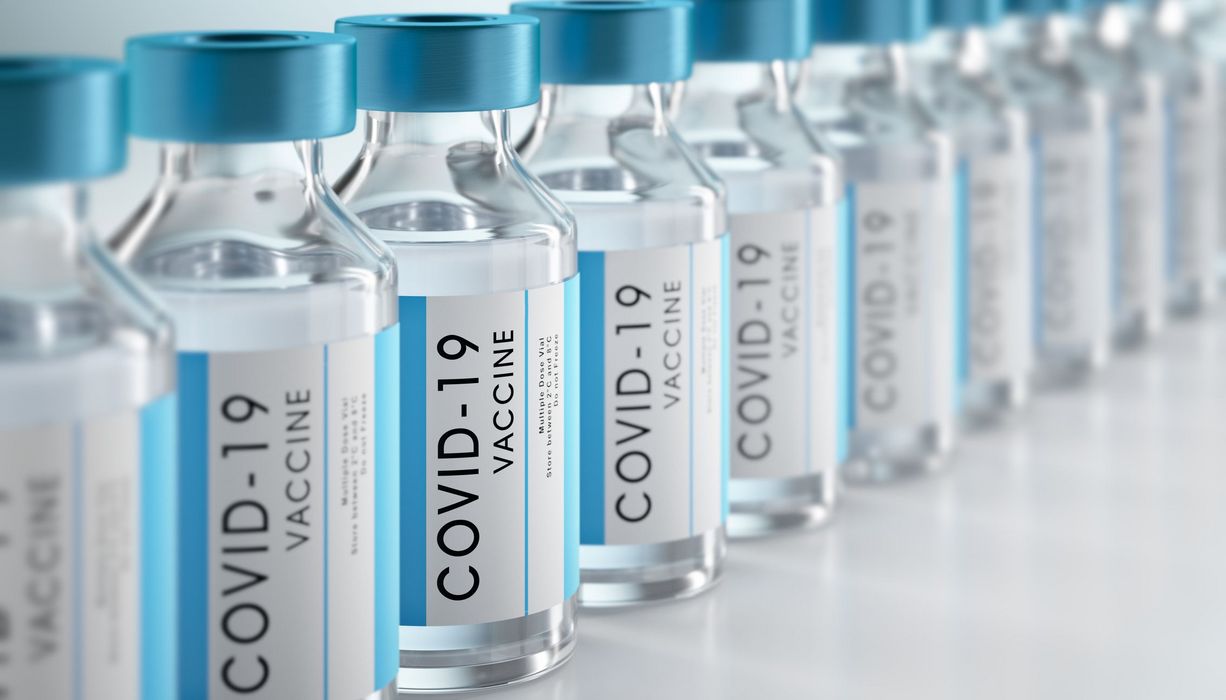 Reihe von Fläschchen mit Covid-19-Impfstoffen.