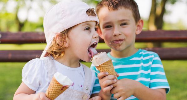 Junge und Mädchen, essen Eis zusammen.