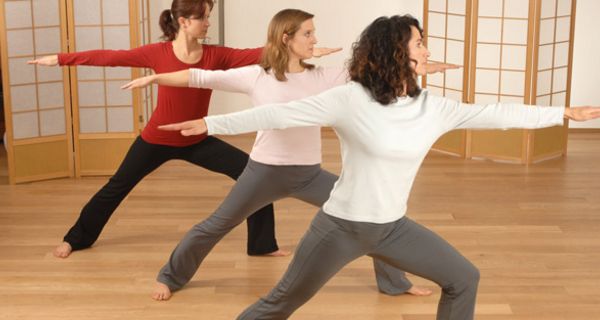 Drei Frauen beim Yoga